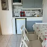 아파트 Joli Avec Piscine